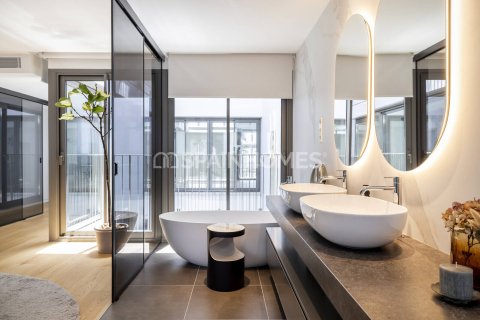 Купить квартиру в Барселона, Испания с 4 комнаты, 121м², № 1773 - фото 14