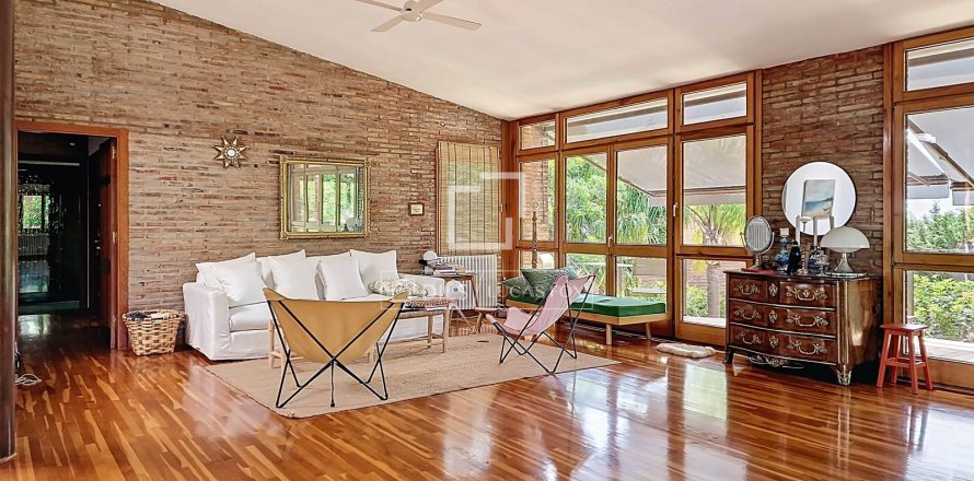 Villa de 5 dormitorios en venta en Vilanova i la Geltrú, Barcelona, Cataluña, Spain № 3899