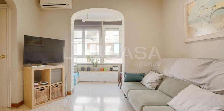 Квартира с 3 спальнями в Эшампле, Барселона, Каталония, Испания № 2144