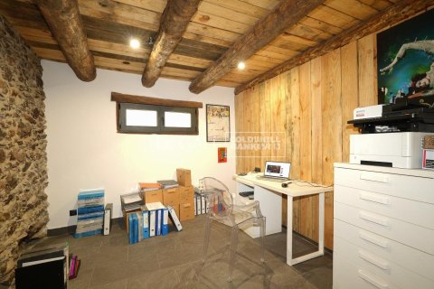 Villa de 4 dormitorios en venta en Principado De Andorra (Ninguna Poblacion Tiene C.P.), Lérida, Cataluña, Spain № 5325 - foto 17