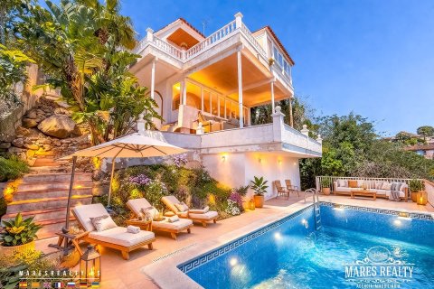 4 bedrooms villa for sale in Lloret de Mar, Girona, Catalonia, Spain № 7231