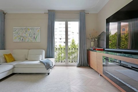 Apartamento de 3 dormitorios en venta en Barcelona, Cataluña, Spain № 1469 - foto 3