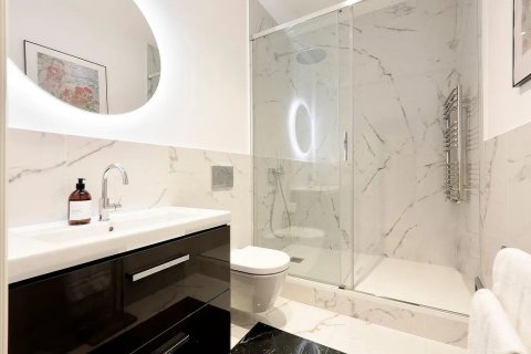 Apartamento de 3 dormitorios en venta en Barcelona, Cataluña, Spain № 1469 - foto 24