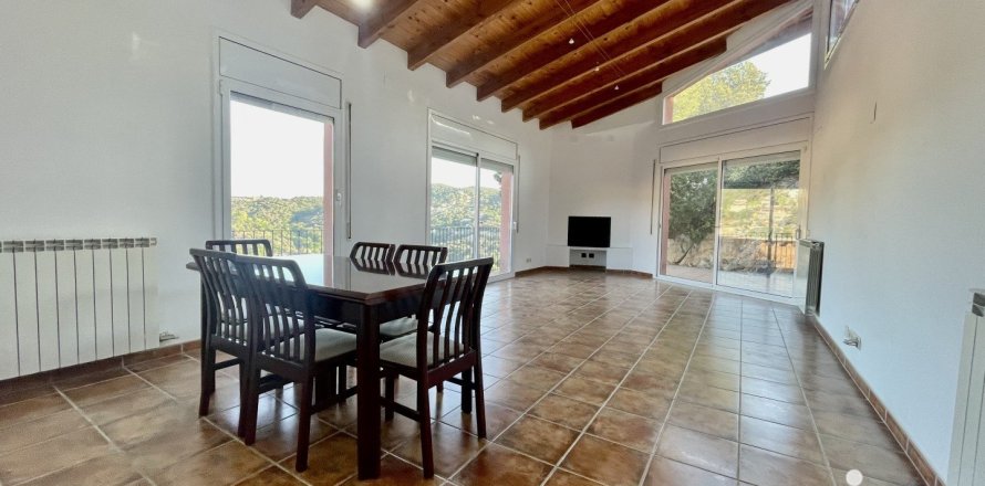 Дом с 4 спальнями в Сан-Фост-де-Кампсентеллесе, Барселона, Каталония, Испания № 5044