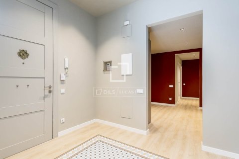 Apartamento de 3 dormitorios en venta en Barcelona, Cataluña, Spain № 4156 - foto 16