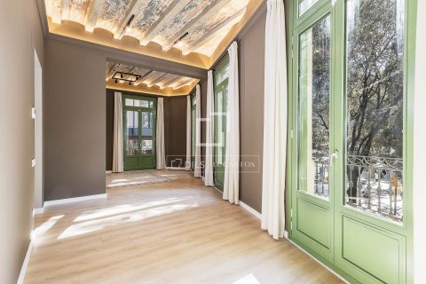 Apartamento de 3 dormitorios en venta en Barcelona, Cataluña, Spain № 4156 - foto 2