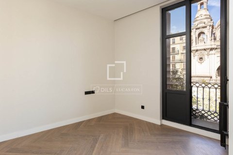 Apartamento de 2 dormitorios en venta en Barcelona, Cataluña, Spain № 4157 - foto 4