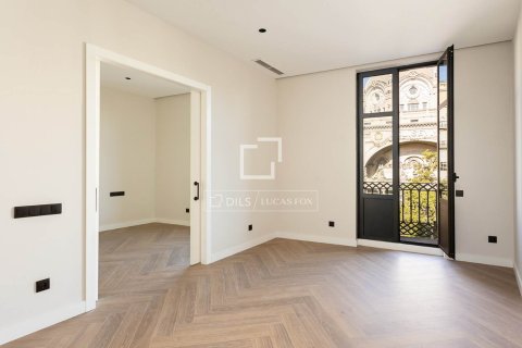 Apartamento de 2 dormitorios en venta en Barcelona, Cataluña, Spain № 4157 - foto 2