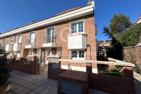 Купить таунхаус в Эсплугес-де-Льобрегат, Испания с 6 спален, 313м², № 2502 - фото 2