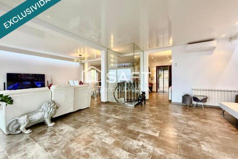 Вилла с 4 спальнями в Льорет-де-Мар, Герона, Каталония, Испания № 2247