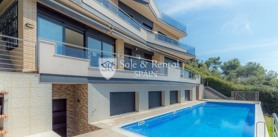 6 bedrooms house for sale in Santa Susanna, Barcelona, Catalonia, Spain № 6718