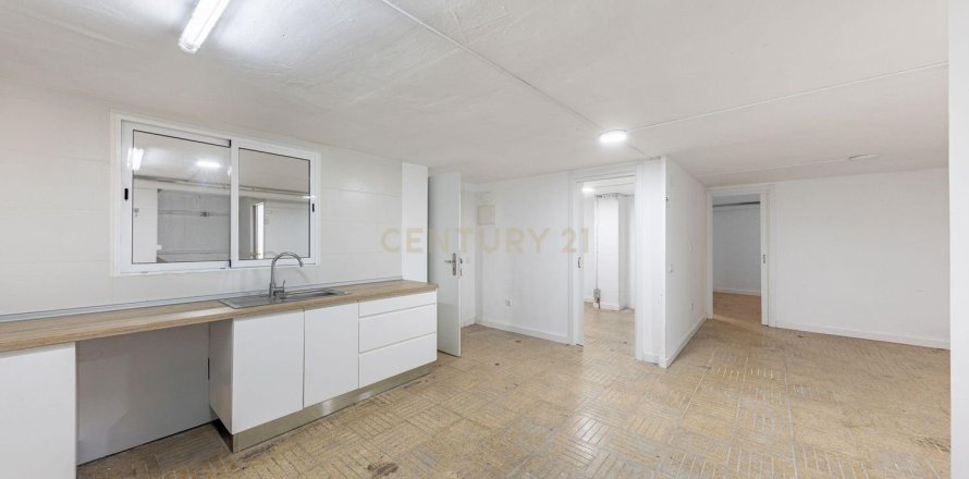 Коммерческая недвижимость 452м² в Сант-Андреу, Барселона, Каталония, Испания № 2308