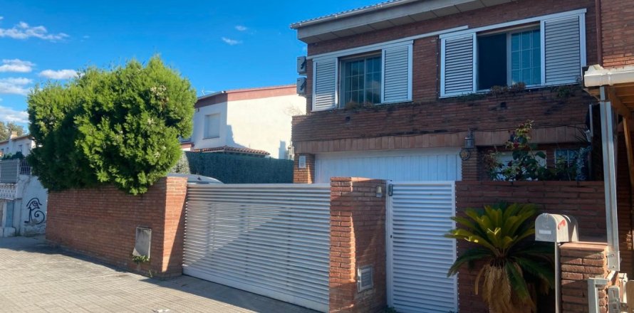 Таунхаус с 4 спальнями в Палау-Солите I Плегамансе, Барселона, Каталония, Испания № 2309