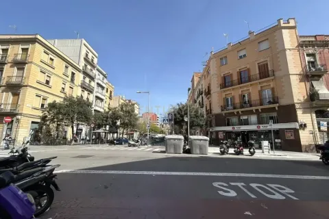 Tienda al por menor de 194 m² en venta en Barcelona, Cataluña, Spain № 7028 - foto 2
