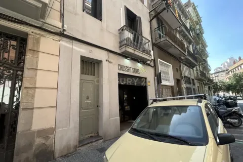 Tienda al por menor de 194 m² en venta en Barcelona, Cataluña, Spain № 7028 - foto 3