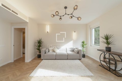 Apartamento de 3 dormitorios en venta en Barcelona, Cataluña, Spain № 4206 - foto 2