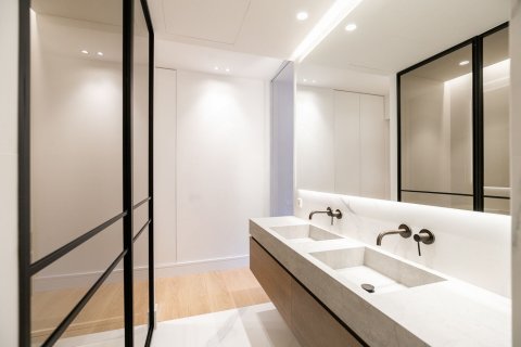 Купить квартиру в Барселона, Испания с 5 комнат, № 1525 - фото 28