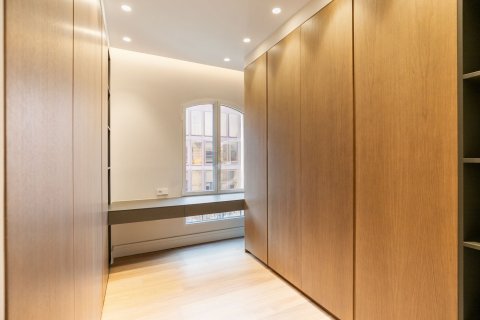 Купить квартиру в Барселона, Испания с 5 комнат, № 1525 - фото 25