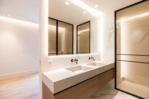 Купить квартиру в Барселона, Испания с 5 комнат, № 1525 - фото 17