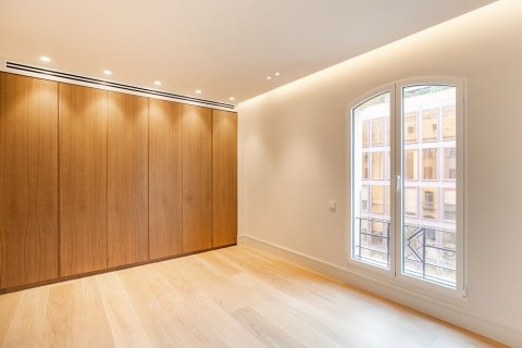 Купить квартиру в Барселона, Испания с 5 комнат, № 1525 - фото 19