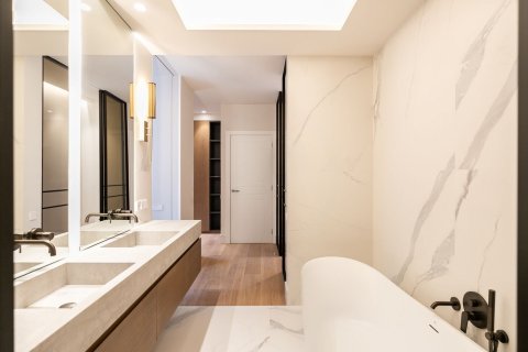 Купить квартиру в Барселона, Испания с 5 комнат, № 1525 - фото 14