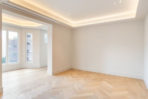 Купить квартиру в Барселона, Испания с 5 комнат, № 1525 - фото 11