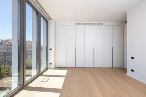 Apartamento de 4 dormitorios en venta en Barcelona, Cataluña, Spain № 1522 - foto 20
