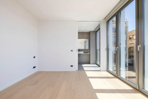 Apartamento de 4 dormitorios en venta en Barcelona, Cataluña, Spain № 1522 - foto 21