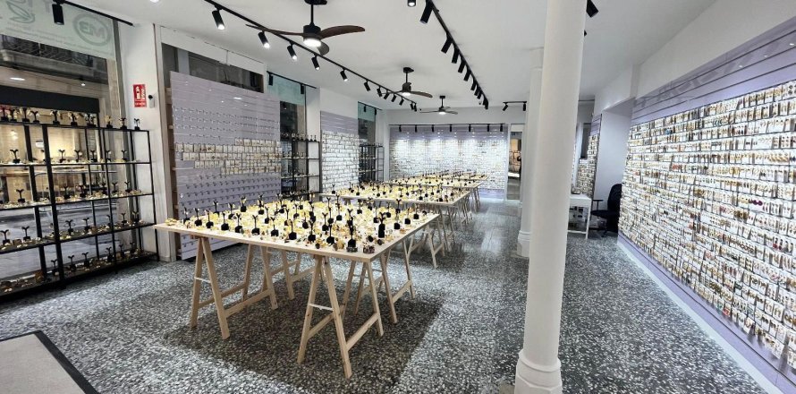 130 sq.m. commercial property for sale in Barcelona, Catalonia, Spain № 6182