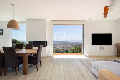 Apartamento de 3 dormitorios en alquiler en Barcelona, Cataluña, Spain № 7242