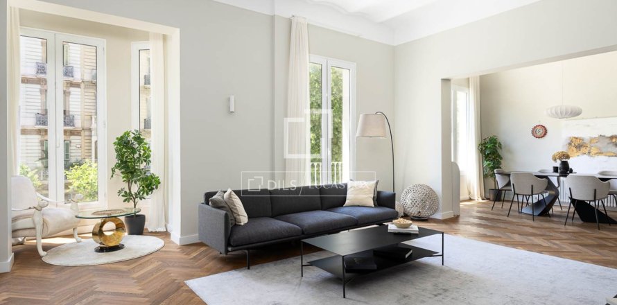 Apartamento de 3 dormitorios en alquiler en Barcelona, Cataluña, Spain № 7243