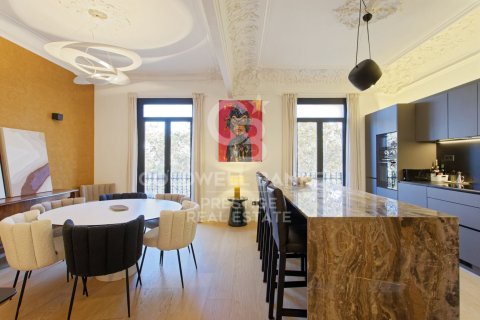 4 bedrooms apartment for sale in Barcelona, Catalonia, Spain № 5398 - photo 2
