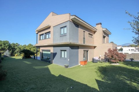 Купить дом в Каталония, Испания с 5 комнат, 537м², № 6252 - фото 4