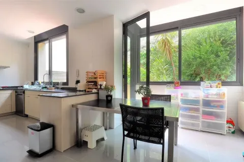 Купить дом в Барселона, Испания с 8 комнат, № 1726 - фото 17