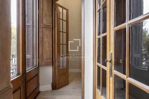 Снять в аренду квартиру в Барселона, Испания с 2 спальни, 137м², № 6354 - фото 3