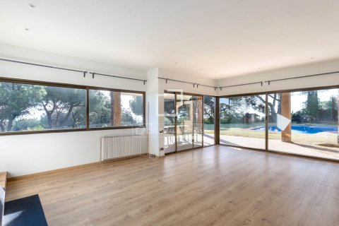 Снять в аренду виллу в Сан-Андреу-де-Льяванерес, Испания с 5 спален, 344м², № 6356 - фото 10