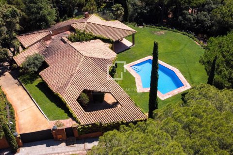 Снять в аренду виллу в Сан-Андреу-де-Льяванерес, Испания с 5 спален, 344м², № 6356 - фото 3