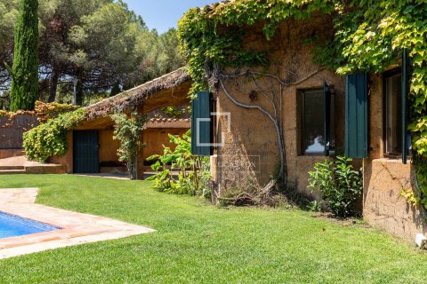 Снять в аренду виллу в Сан-Андреу-де-Льяванерес, Испания с 5 спален, 344м², № 6356 - фото 7