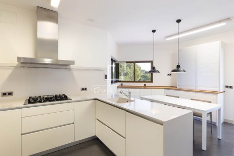 Снять в аренду виллу в Сан-Андреу-де-Льяванерес, Испания с 5 спален, 344м², № 6356 - фото 12