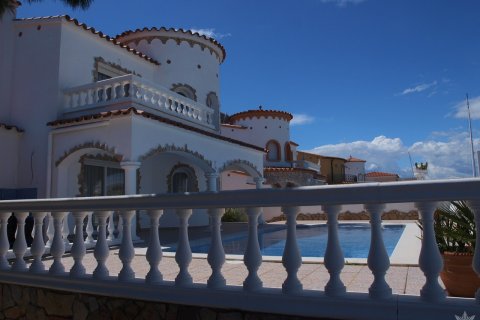 Вилла с 3 спальнями в Розы, Герона, Каталония, Испания № 874