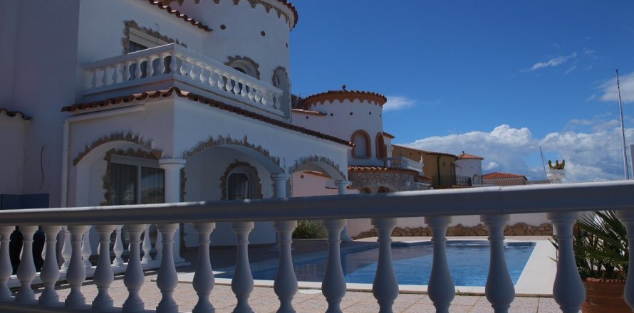 Вилла с 3 спальнями в Розы, Герона, Каталония, Испания № 874