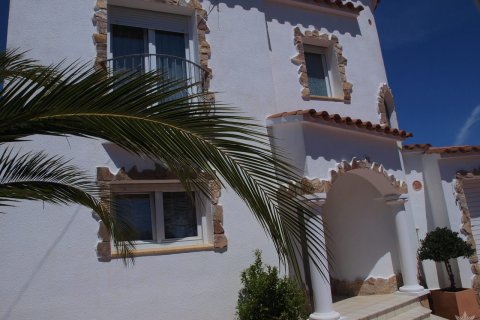 Купить виллу в Розы, Испания с 3 спальни, 160м², № 874 - фото 2