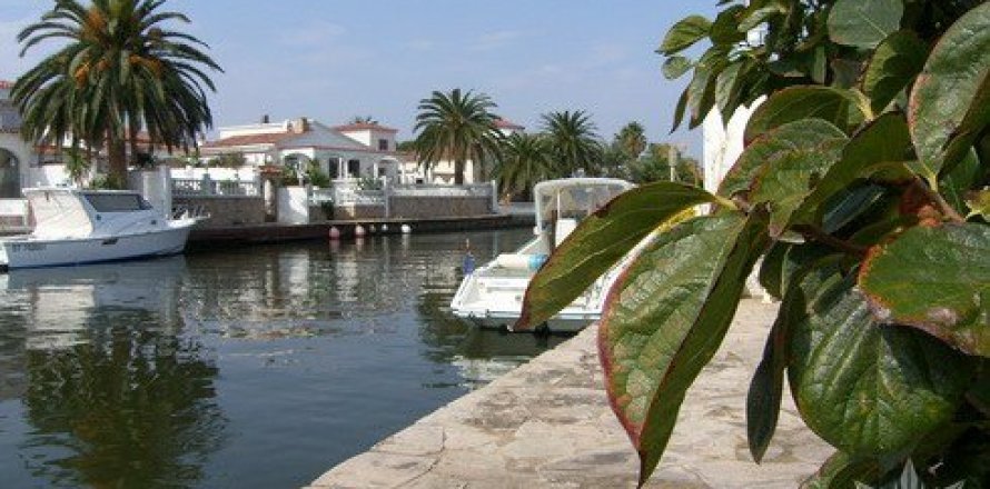 Вилла с 3 спальнями в Розы, Герона, Каталония, Испания № 870