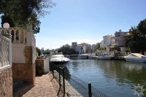 Вилла с 3 спальнями в Розы, Герона, Каталония, Испания № 872