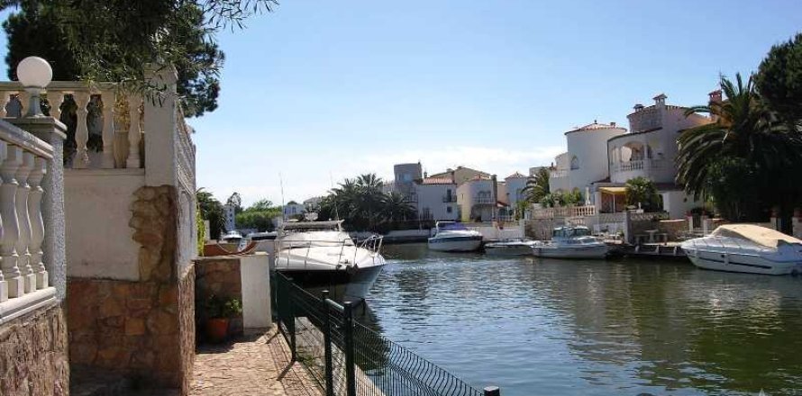 Вилла с 3 спальнями в Розы, Герона, Каталония, Испания № 872