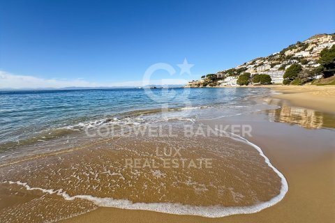 Купить дом в Розы, Испания с 4 спальни, 125м², № 5788 - фото 3