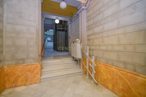 Apartamento de 3 dormitorios en venta en Barcelona, Cataluña, Spain № 6916 - foto 29