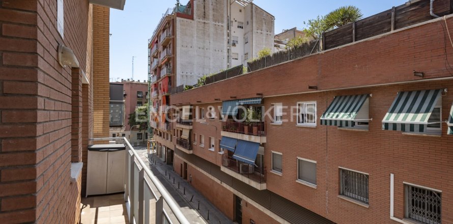 Квартира с 4 спальнями в Сантс-Монтжуике, Барселона, Каталония, Испания № 2632