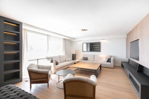 Apartamento de 4 dormitorios en alquiler en Barcelona, Cataluña, Spain № 1550 - foto 3