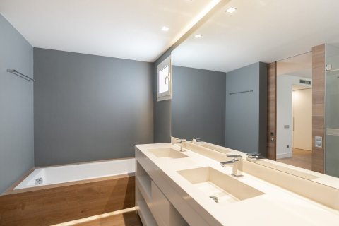 Apartamento de 4 dormitorios en alquiler en Barcelona, Cataluña, Spain № 1550 - foto 16